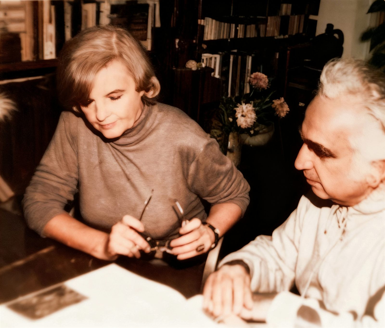 Nicolae și Maria Vaida Porumbescu la masa de lucru